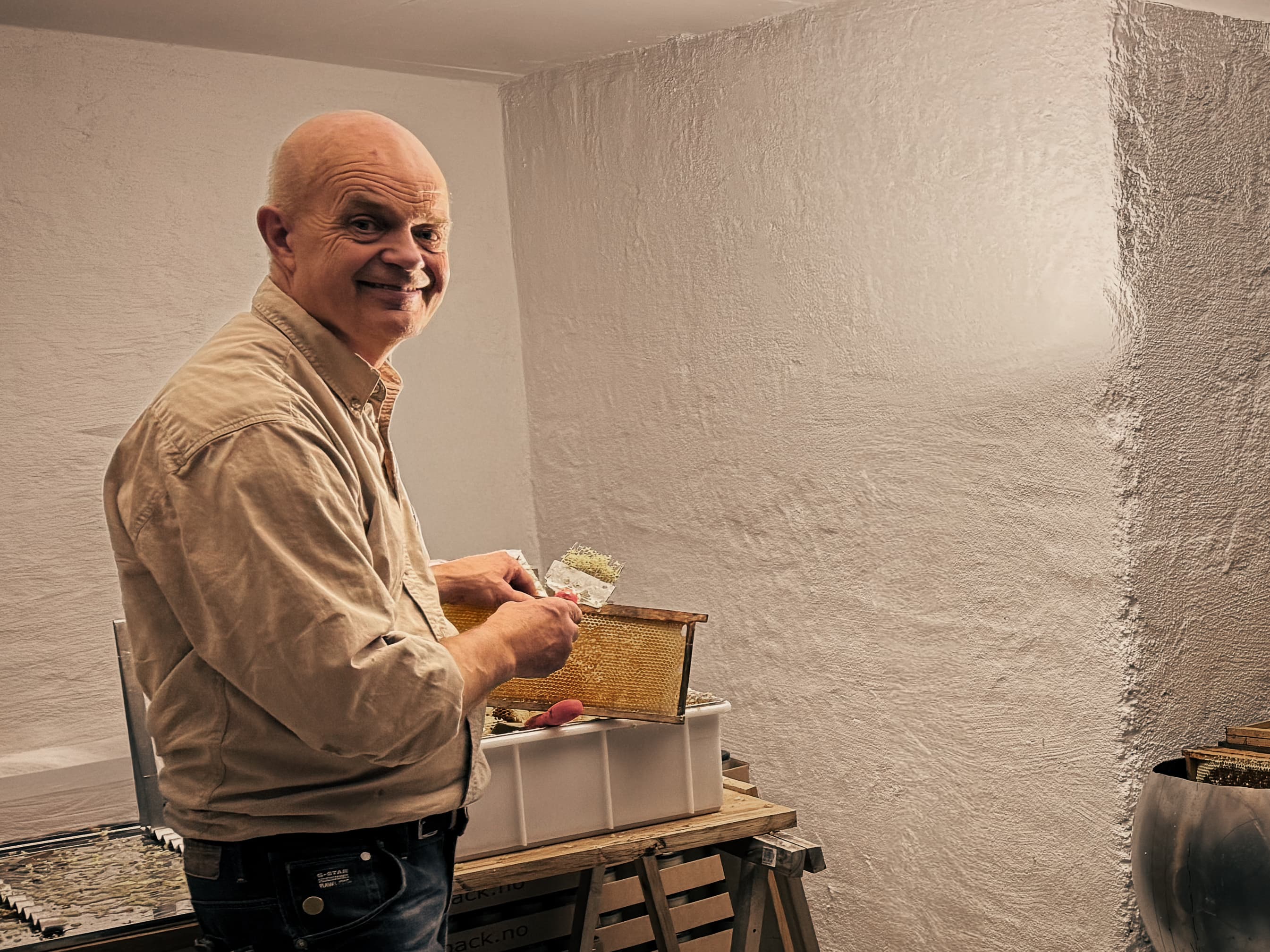 Birøkt på Sørlandet med blomstrende lyng i bakgrunnen
