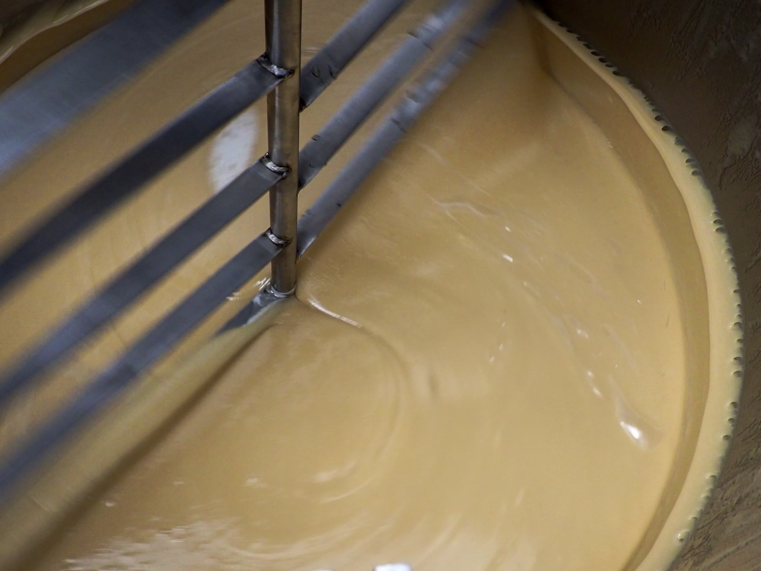 Honning som gjennomgår kontrollert røring for kremete konsistens