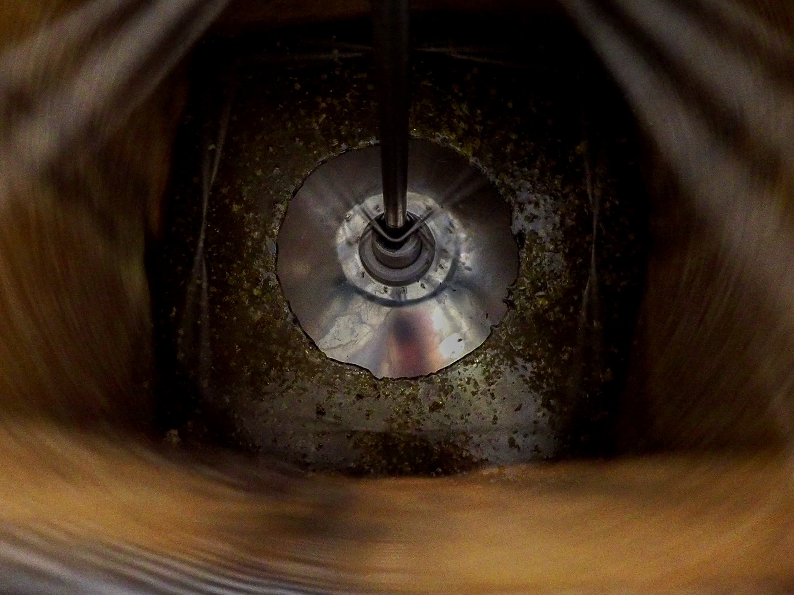 Honning slynges fra vokstavler i honningslynge